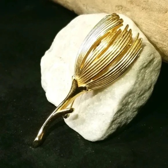Trifari 1960s Tulip Flower Brooch - Picture 6 of 8